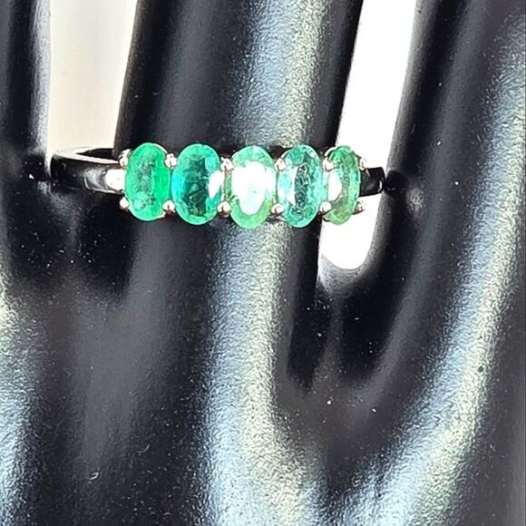 Sterling Silver Ring with Emerald Green Stones - Picture 4 of 11